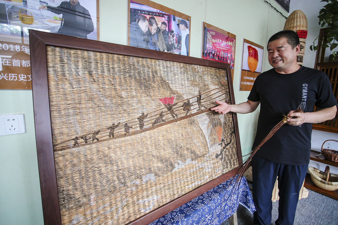 DiscoverDaxing's tweet photo. Wickerwork has been included on the #IntangibleCulturalHeritage list for Beijing's #Daxing district.🤩

Li Jiuyu, an inheritor of Li Family #wickerwork, imbues his works with special themes, including China's space achievements &amp; historic events. [📸/Zhang Zifan] #DaxingStories https://t.co/kPI05iHhUX