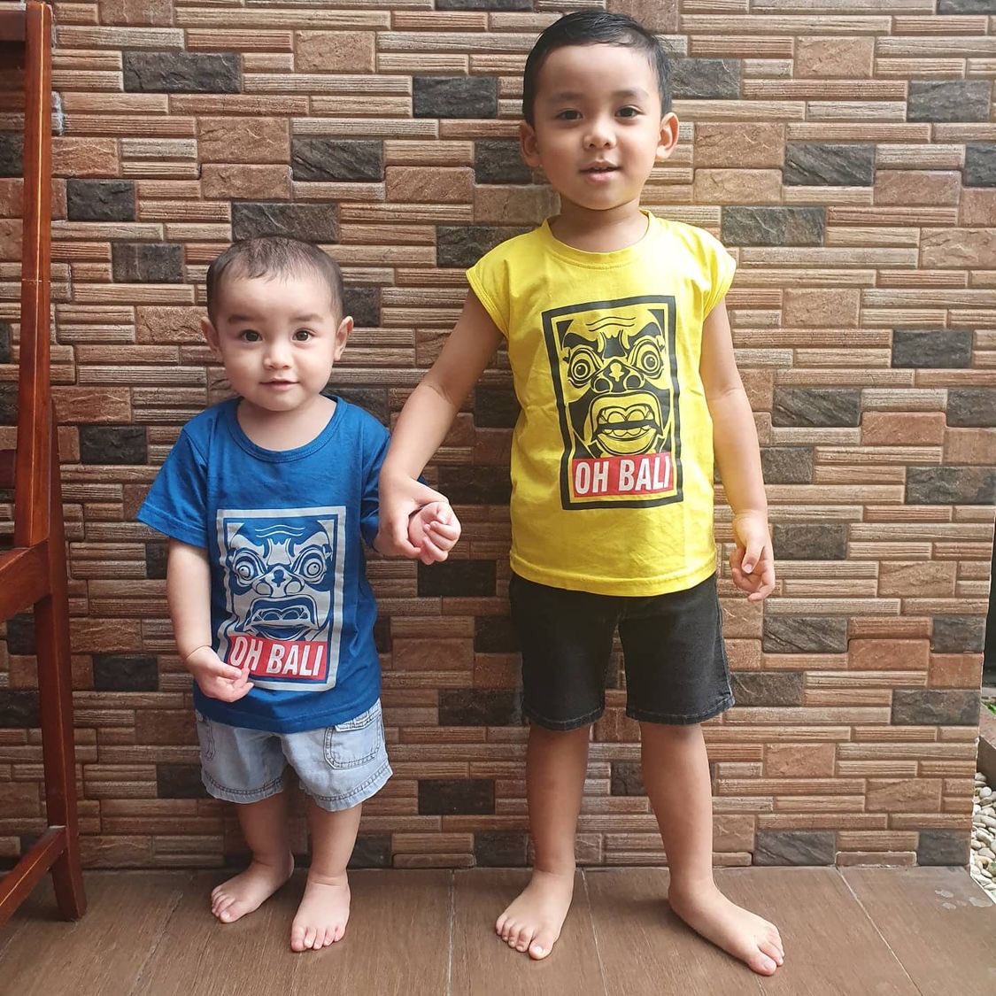 Dek Guinandra hobiii bgt pose minta difotooo di dinding ini hahaha.. kali ini ajakin mas Abimanyuu yaaah. Makasiih bunda kaos oleh2 dari Bali. Belum ke Bali pake kaosnya dulu ya nak hihihi bubunyaa masih parnoo