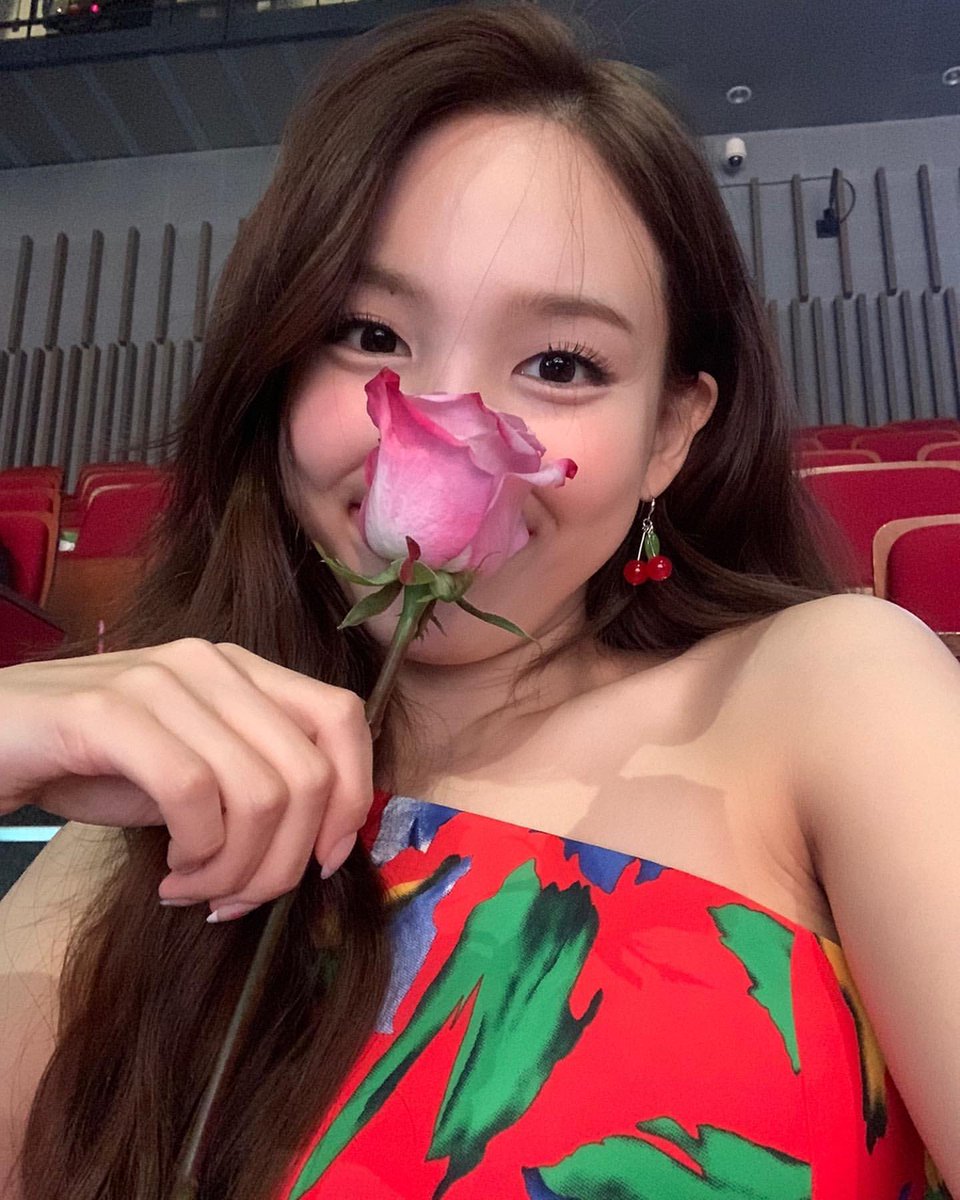 inyslvr's tweet photo. hello guys!! this is new thinker account dedicated to #NAYEON from #TWICE 🐇 please support my account and retweet to help me reach more bunny thinkers 🐇 https://t.co/cyZ0c1Lmyn
