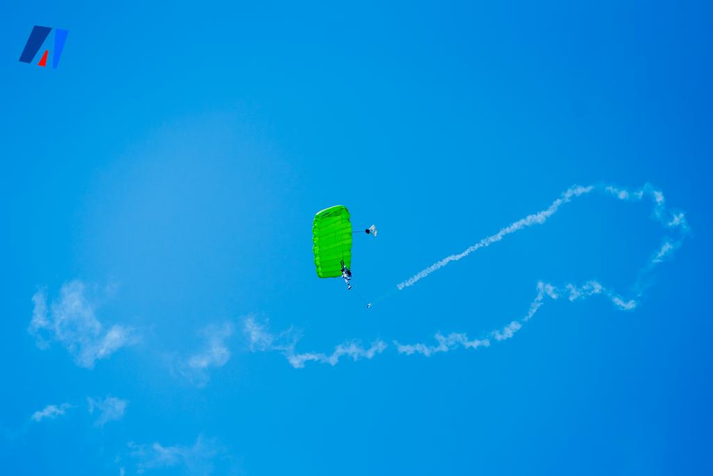 akezanet's tweet photo. 🔴Les parachutistes de l'Armée burundaise(@fdnbbi )ont ouvert les festivités marquant la célébration du 59eme anniversaire de l’Indépendance du Burundi. 

#lesbeautesdecheznous 
#akezanet 
#IndependenceDay 
#Burundi https://t.co/AkB9kpZ6eu