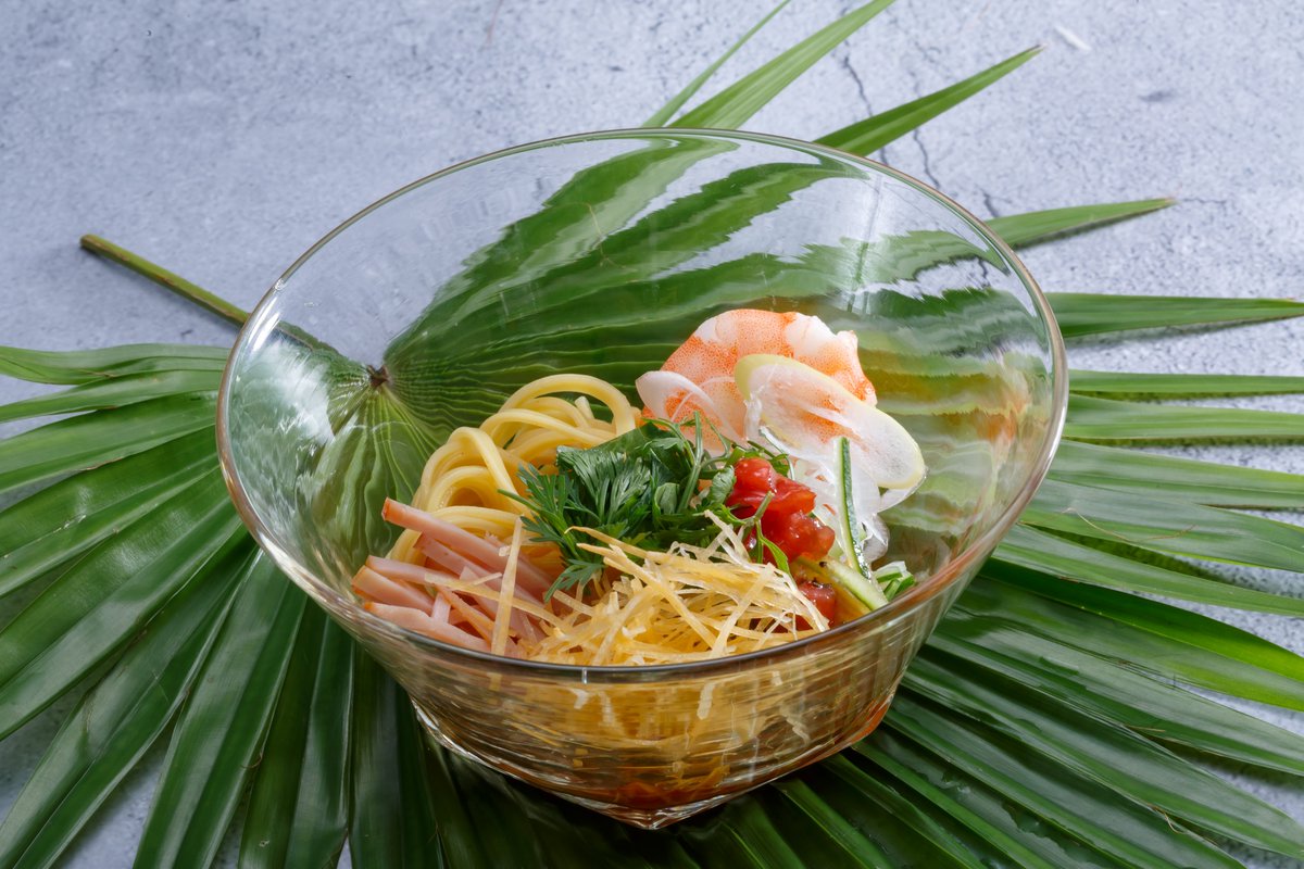 PantryTakemura's tweet photo. 「野菜もたっぷり中華風の冷麺」
冷やし中華のタレにトマトドレッシングをプラスして旨味とスパイスが効いた一品です👌
#ドレッシングレシピ #豊かな食卓 #丁寧に暮らす
#foodstagram #dressingrecipe https://t.co/QGN7I6mNFi