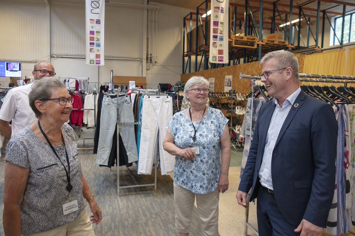 Tak til alle de frivillige kræfter! Her er jeg på besøg hos <a href="/danmissiondk/">Danmission</a> i Randers. De bidrager til opnåelsen af FN's <a href="/SDGoals/">#SDGs</a>, støtter fredskabende indsatser ude i🌍 og bidrager til den grønne og cirkulære økonomi i🇩🇰. Tusind tak for alt jeres gode arbejde &amp; engagement! @dkaid