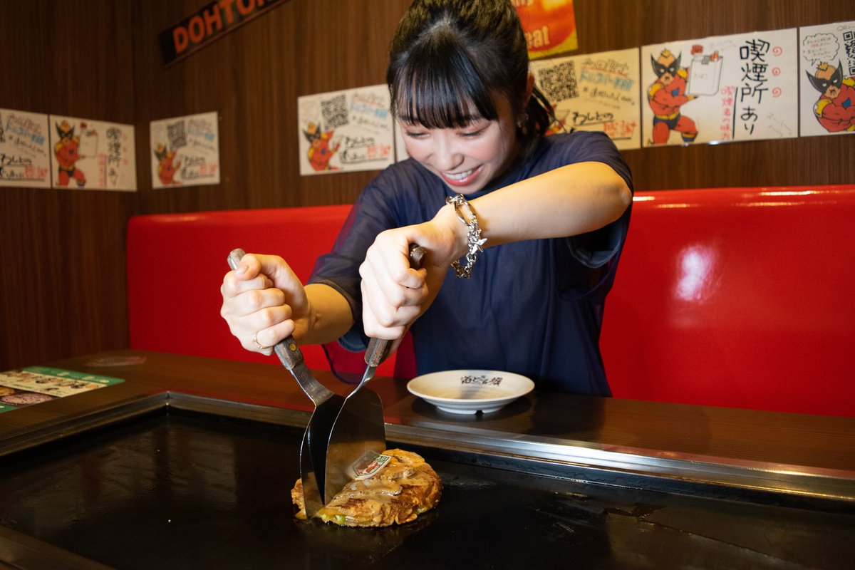 映画大好評公開中！ ！
#さよなら私のクラマー ×#道とん堀 コラボ⚽️

#小林愛香 さんにメニューを試食していただいた際の
コメント＆お写真が到着しました⭐️

3品目
お嬢のマヨ豚玉
「(普通のお好み焼きと比べて)洋風っぽく感じる！ガーリック？おしゃれな味がします！」

dohtonbori.com/campaign/crame…