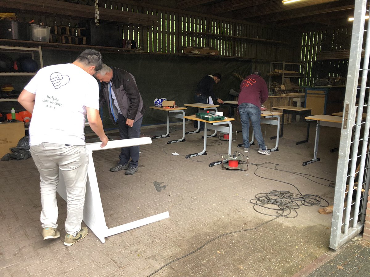 Er wordt weer hard gewerkt door #asr om het meubilair van #Pluryn Valkenheide van een mooi verfje te voorzien! 🤗🎨 En na de lunch lasergamen!