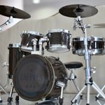 ゴーフル缶でドラムセット作ったらかっこええと思う…社長の一言で出来上がったイカシたドラムセットがこちら!