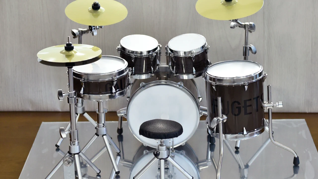 ゴーフル缶でドラムセット作ったらかっこええと思う…社長の一言で出来上がったイカシたドラムセットがこちら！！