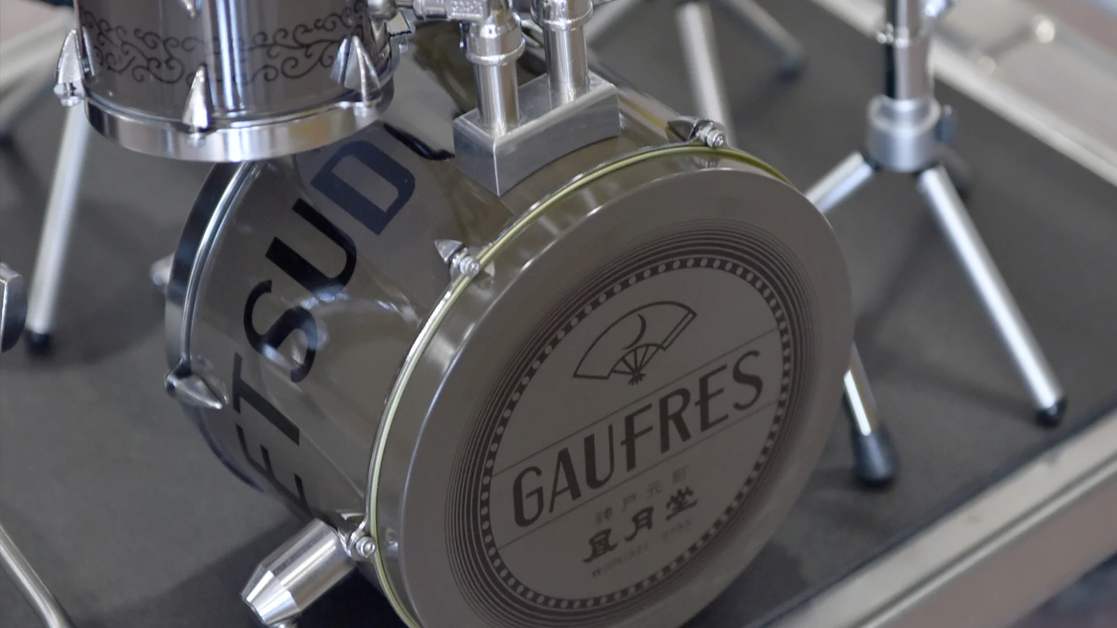 ゴーフル缶でドラムセット作ったらかっこええと思う…社長の一言で出来上がったイカシたドラムセットがこちら！！