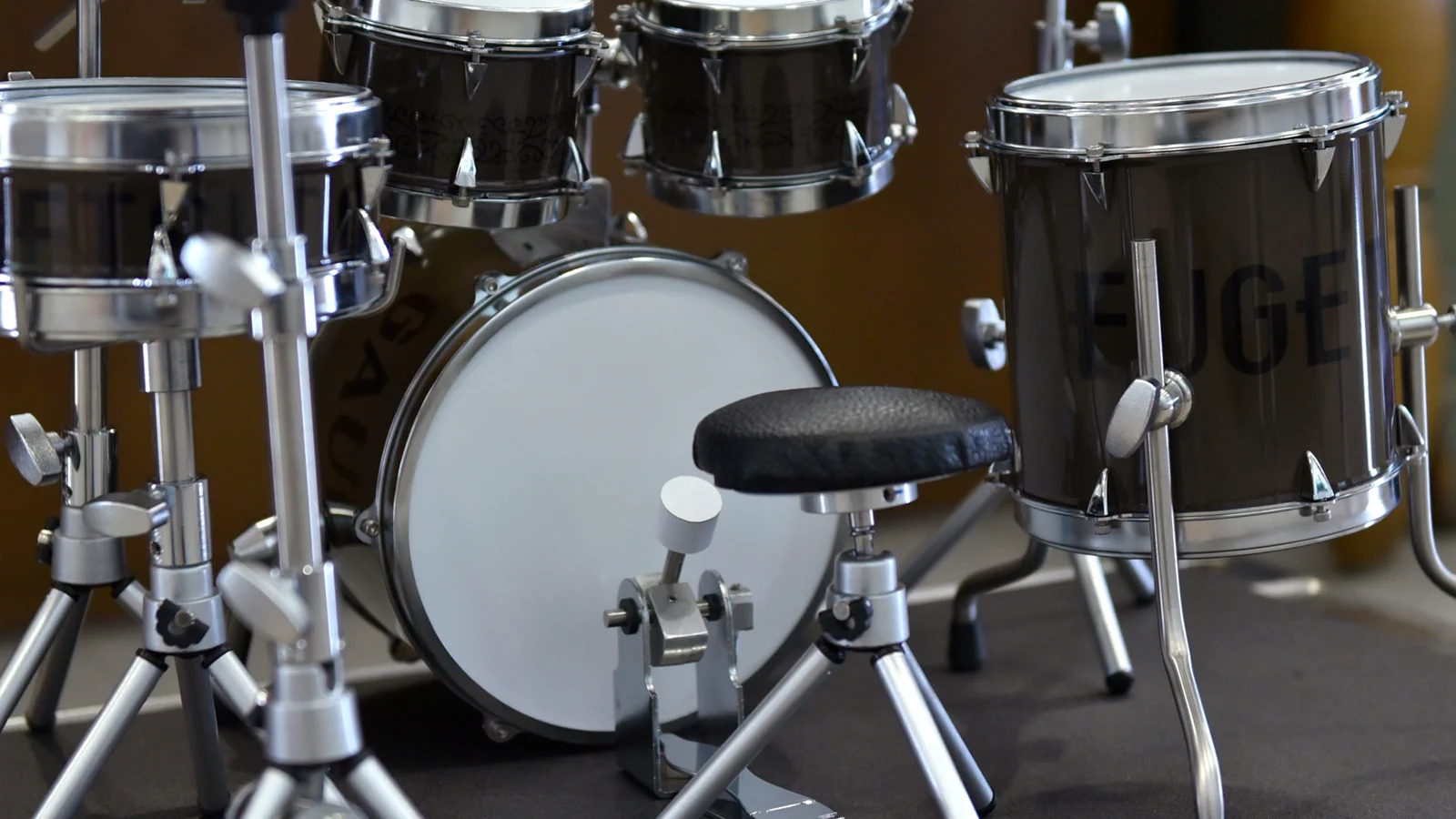 ゴーフル缶でドラムセット作ったらかっこええと思う…社長の一言で出来上がったイカシたドラムセットがこちら！！