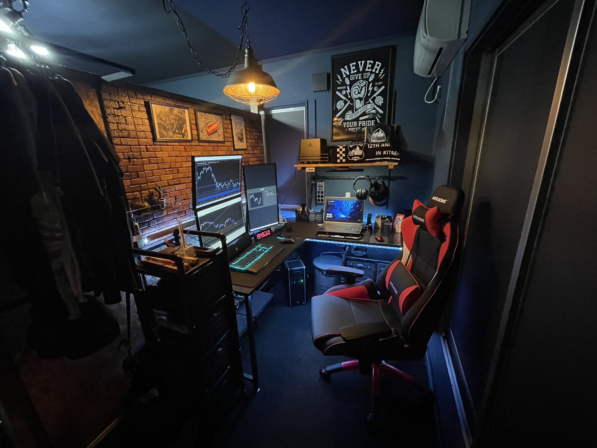 チキンフライヤー Mg Fxトレーダー トレードルームアップデート完了 私が求めてたインダストリアルな精神と時の部屋完成です 息子もいい感じに仕上がったので激おこから激よろになるかと思いきや 狭い と未だに激おこでしたw エアコンと冷蔵庫も