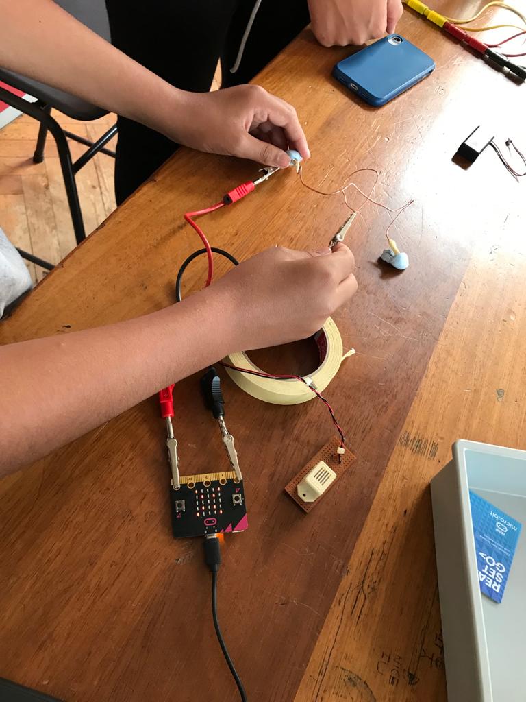 Remove pupils are currently enjoying a joint <a href="/UCSCompSci/">UCS Computer Science</a> and <a href="/UCSPhysics/">UCS Physics</a> physical computing enrichment activity building #microbit controlled buzz wire games (coded in python)! <a href="/UCSHampstead/">UCS Hampstead</a> <a href="/microbit_edu/">Micro:bit Educational Foundation</a>