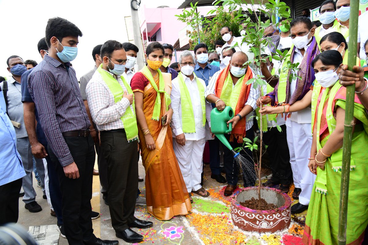 Collector_KNR's tweet photo. #PattanaPragathi 

నేడు #పట్టణప్రగతి కార్యక్రమాన్ని గౌరవ మంత్రి శ్రీ @GKamalakarTRS గారు నగరములోని రేకుర్తిలో ప్రారంభించడము జరిగినది. ఈ సందర్భంగా మొక్కలు నాటడము జరిగినది మరియు ఈ కార్యక్రమములో జిల్లా చెందిన ప్రజాప్రతినిదులు, అధికారులు పాల్గొన్నారు.

@TelanganaCMO 
@KTRTRS https://t.co/Ol8GaDqnk7