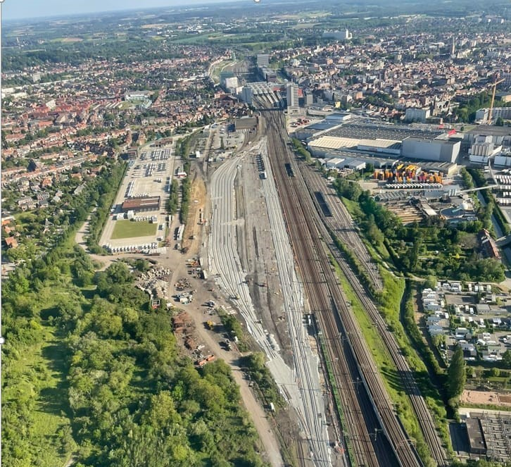 GeorgesGilkinet's tweet photo. Vernieuwde, extra lange bundel in Leuven, dankzij het #BoostPlan en @Infrabel_NL
🎯verdubbeling van het goederenvervoer per spoor tegen 2030
✅meer sporen om te parkeren
✅langere treinen
✅meer goederenvervoer
Goed voor de werkgelegenheid, de economie en de planeet! https://t.co/5G8I6oP6l8