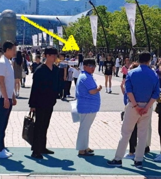 MrJIMIM's tweet photo. HYBES CEO or not, our Bang PD nim is still the 2nd father of our boys 🥺 https://t.co/rC3D2Xfv7m