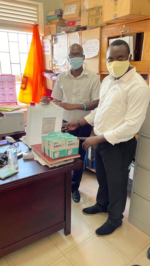UgExclusiveNews's tweet photo. I appreciate your love and dedication towards helping others. Thank you @BabraKemi and @Ugaman01  so much for all your hard work and help through 
#Cheer4HealthWorkersUG
Your support is invaluable to us, thank you again https://t.co/bSl20GxMfe