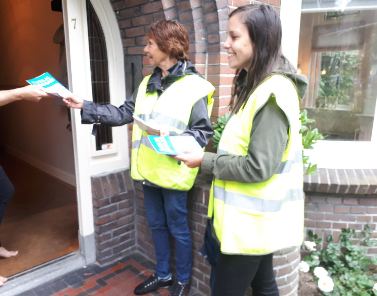 Gisteren in #Kersbergen #Griffensteijn preventie-actie gelopen met #Wijkteam #ZeistWest @politiezeistwst #Woongoedzeist om onze inwoners te informeren over verhoogd risico inbraken in de zomer. Ook aandacht gevraagd voor #cybercrime. Mooi dat een Whatsappbeheerder erbij was!