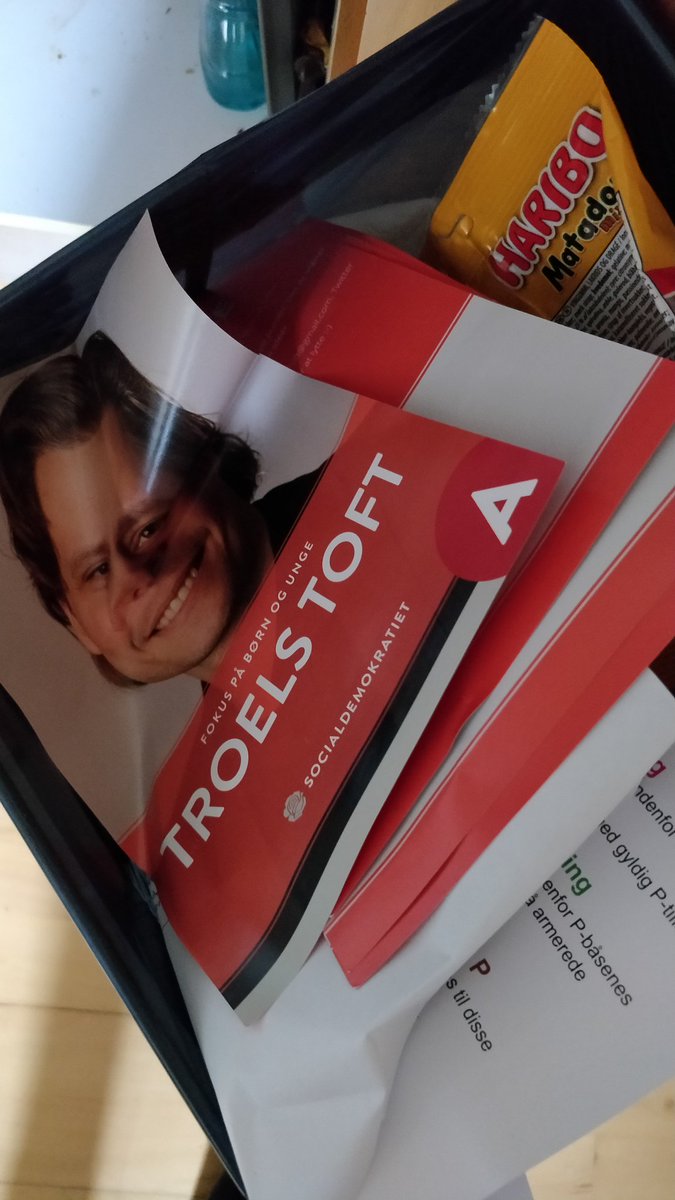 TorbenFrost's tweet photo. @Troels_Toft Super, at du vil gøre noget ved grøn omstilling! Kan det i fremtiden også indebære ikke at deponere adskillige eksemplarer af dit dyre, ikke-bæredygtige reklame-affald i min postkasse, der tydeligt er mærket med "nej tak til reklamer"? https://t.co/0HHGnStdC3