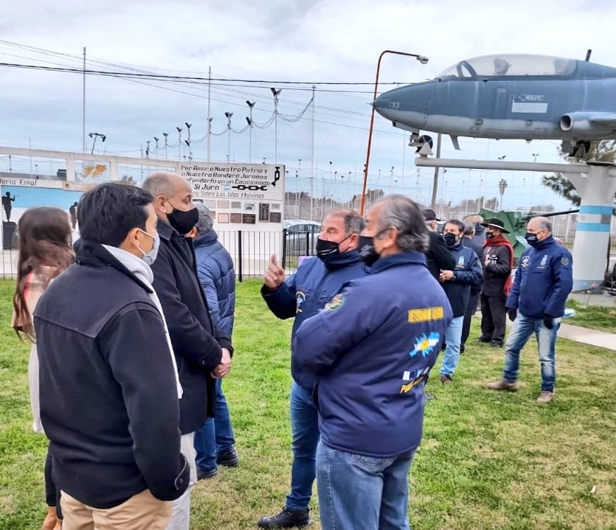 marianouset's tweet photo. En el 22 aniversario de la creación del Centro de Veteranos y Familiares de caídos de Malvinas, acompañamos el sentido homenaje a quienes fueron quedando en el camino y dejaron un gran legado para las generaciones que vienen. #malvinasargentinas 
@AbiGomez_ @aramayo_nico https://t.co/i3gv2vTf3j