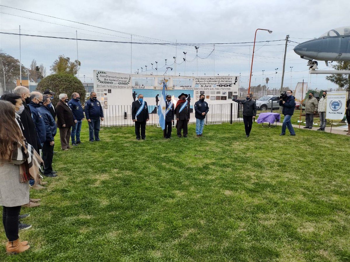 marianouset's tweet photo. En el 22 aniversario de la creación del Centro de Veteranos y Familiares de caídos de Malvinas, acompañamos el sentido homenaje a quienes fueron quedando en el camino y dejaron un gran legado para las generaciones que vienen. #malvinasargentinas 
@AbiGomez_ @aramayo_nico https://t.co/i3gv2vTf3j