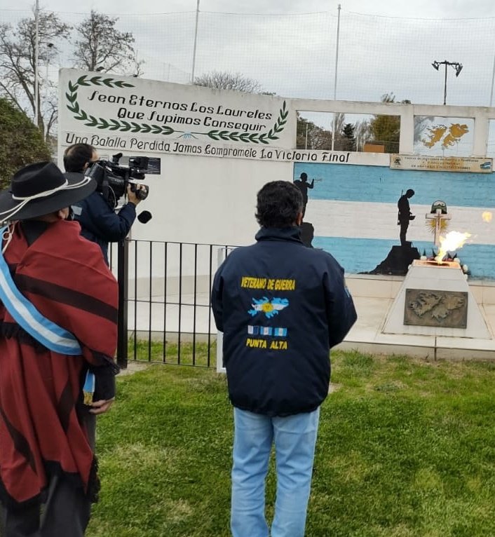 marianouset's tweet photo. En el 22 aniversario de la creación del Centro de Veteranos y Familiares de caídos de Malvinas, acompañamos el sentido homenaje a quienes fueron quedando en el camino y dejaron un gran legado para las generaciones que vienen. #malvinasargentinas 
@AbiGomez_ @aramayo_nico https://t.co/i3gv2vTf3j
