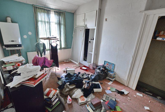 theQuietus's tweet image. Mark E. Smith's old house has gone on sale. Many of his and former partner Elena Poulou's possessions including a writing desk, tape recorder, books and clothes still appear to be in the property

tquiet.us/MESHouse