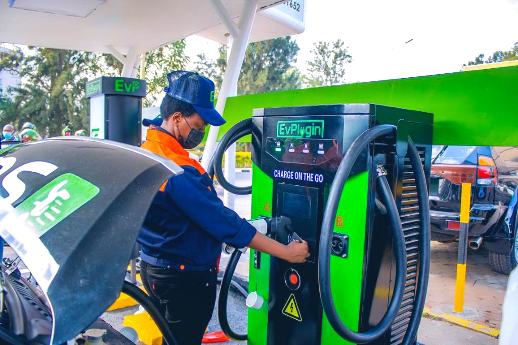 jay_lingo's tweet photo. Proud of my team and I to launch @evpcharger in @CityofKigali. There are no words, what started as an idea/vision is now a reality. I thank God for the opportunities to solve problems.
#ev #emobility #VisitRwanda #kigali #Africa #Haitian #African #chargingstation #EVplugin https://t.co/z4d6zD4xtF