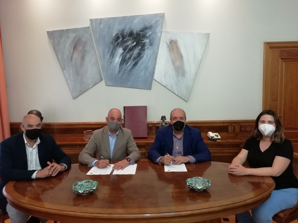 camarateruel's tweet photo. La @DPTeruel y la Cámara de Comercio de Teruel, renuevan su compromiso para fomentar el desarrollo de actividades que revitalicen socioeconómicamente el territorio a través del tejido empresarial.
▶️ Acción del programa de la DPT “Emprende Teruel”
#EligeTe @MultiserviRural https://t.co/BhUkXuRQU8