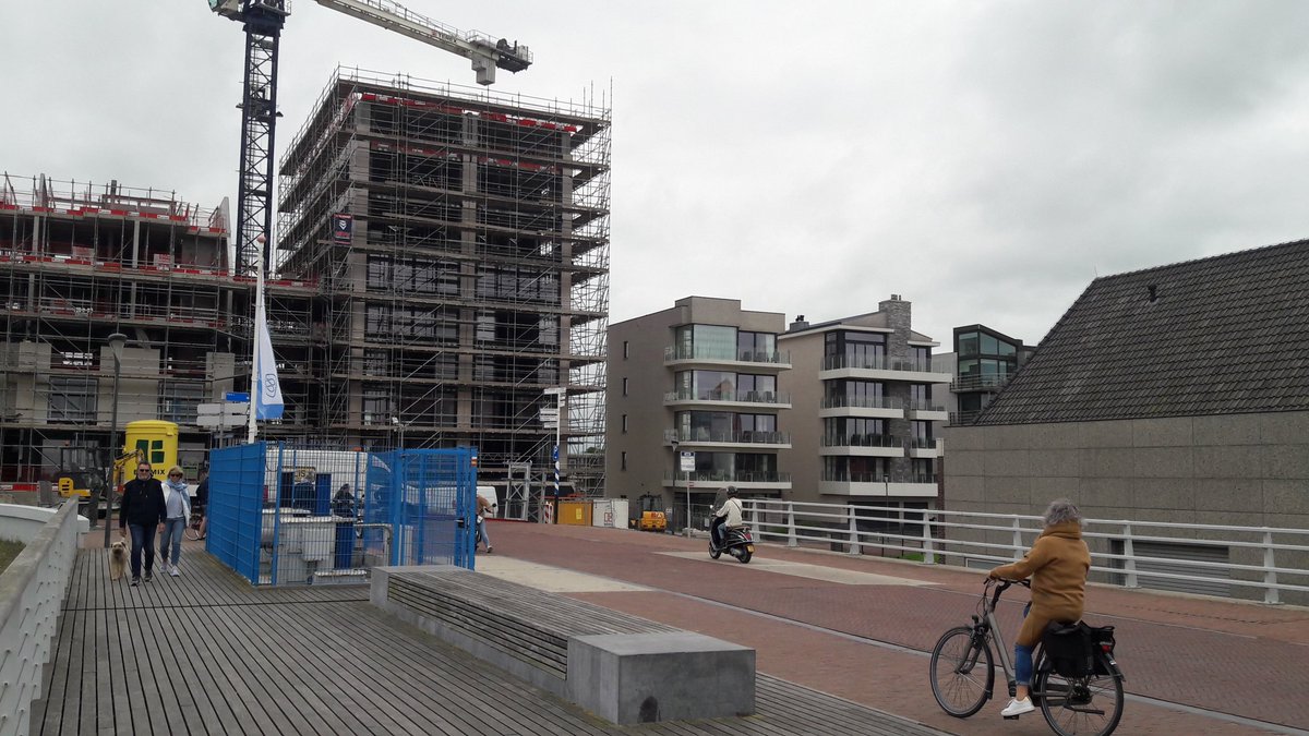 Alsof dit trouwens geen Belgische kust-toestand is in #Cadzand-Bad, heb je een appartement (rechts), wordt er zo'n kolos naast je gebouwd. En protesteren helpt niet, C-B moet voort in de vaart der volkeren.