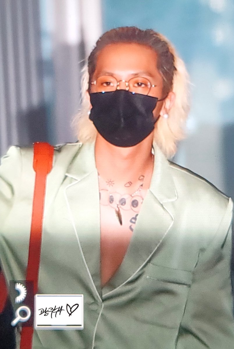 softinseo's tweet photo. WTF THE OUTFIT??!!!!?!?!?!?!??/?:!:!:?/ HE LOOKS SO?????!?!?!? PERFECT https://t.co/1UyU99CAQJ
