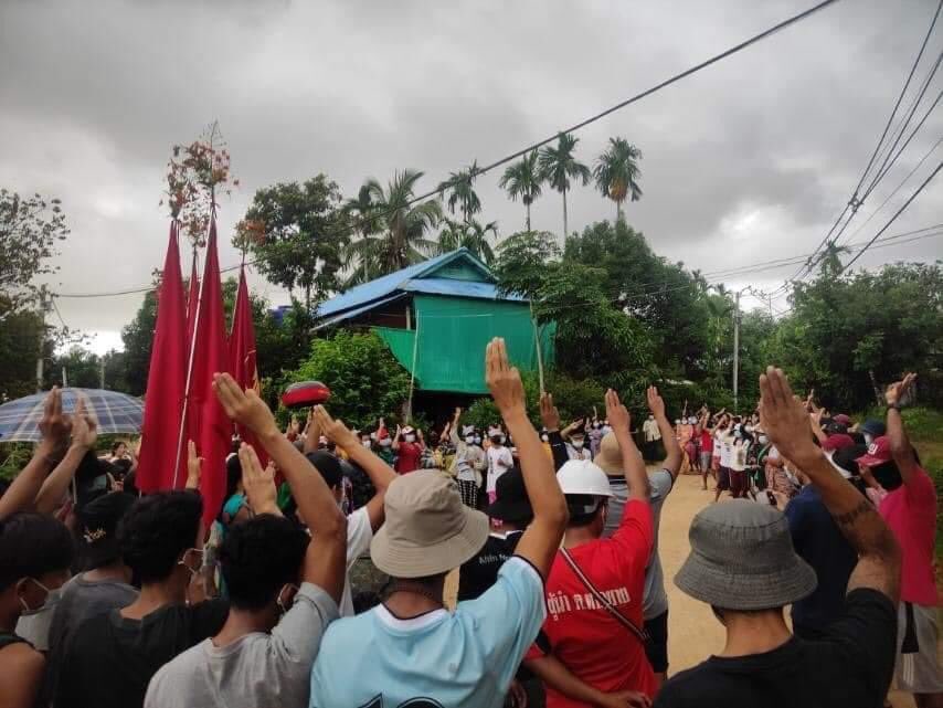 Evening Strike in #YayPhyu village #LaungLone tsp on 1st July. 

#WhatsHappeningInMyanmar
#July1Coup