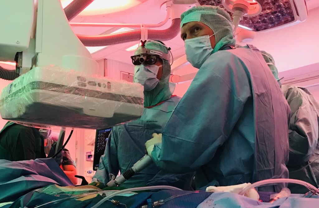 I början av juni fick två patienter på #sahlgrenska nya hjärtklaffar med hjälp av en minimalinvasiv metod. Tolv medarbetare från flera olika specialiteter krävs för att göra interventionen – och samarbetet är det som gör allt möjligt. sahlgrenskaliv.se/minimalinvasiv…