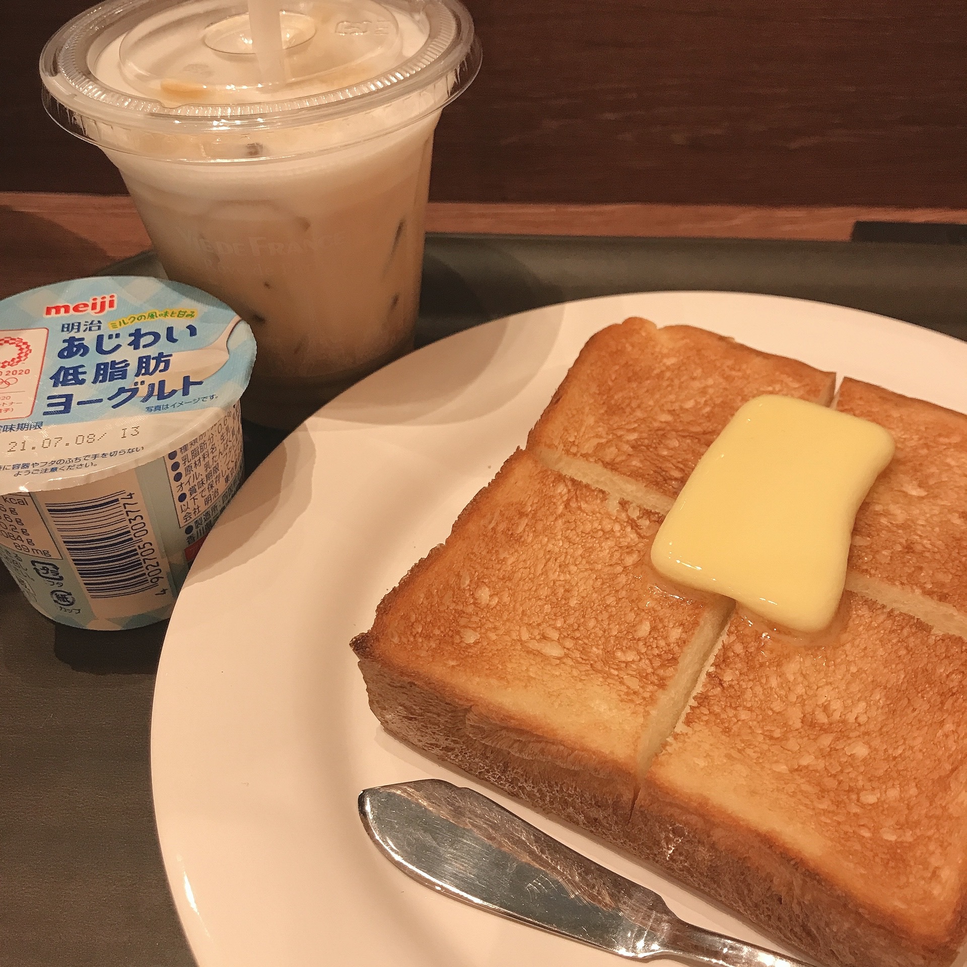 りっちゃん 本日２回目の朝ご飯 Vie De Franceでモーニング パンは厚切りでふかふか たっぷりバターが美味しすぎる Viedefrance ヴィドフランス コーヒーのある暮らし Coffee Coffeetime Coffeelife 朝活 まったり スイーツ T Co