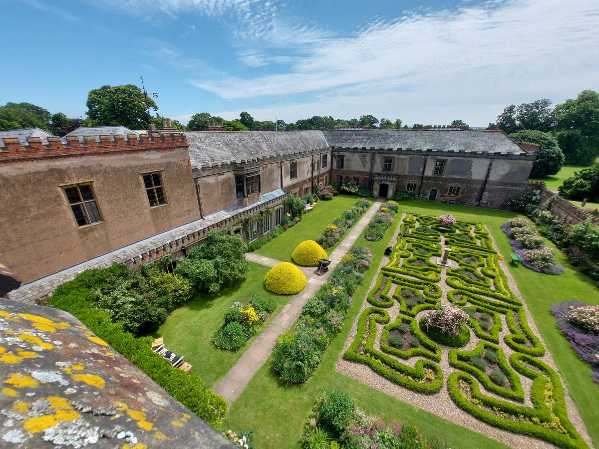 Up on (and in) the roofs @HolmePierrepont Hall this afternoon. Concentrating on the c 1500 range in the centre of the photograph. Cranked ties & collars with plain windbraces. Much plainer than the range to the right.