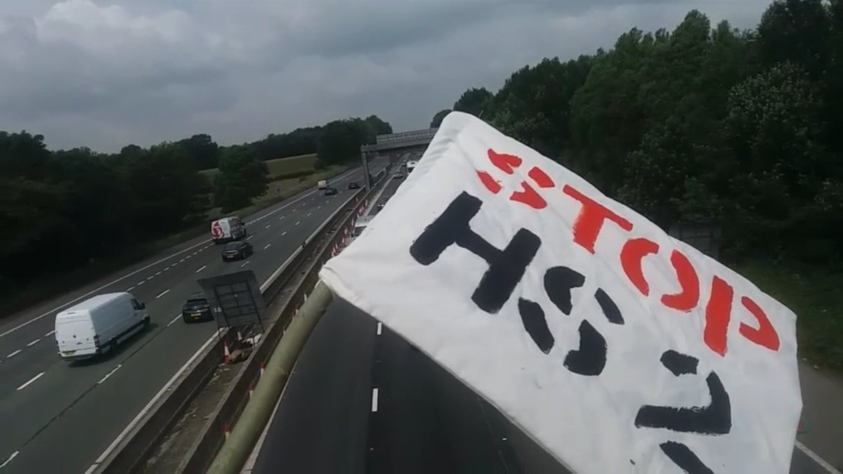Hs2Rebellion's tweet photo. Immense support for the #TruthTrail as they cross the M6. Banners draped and flags waving on the bridge - lots of horns beeping in response!
Livestream link:
https://t.co/i6vtq2TyPi
If you can't join please consider donating:
https://t.co/bLgA12hOt7
#StopHS2 https://t.co/0PR6oE5CEI