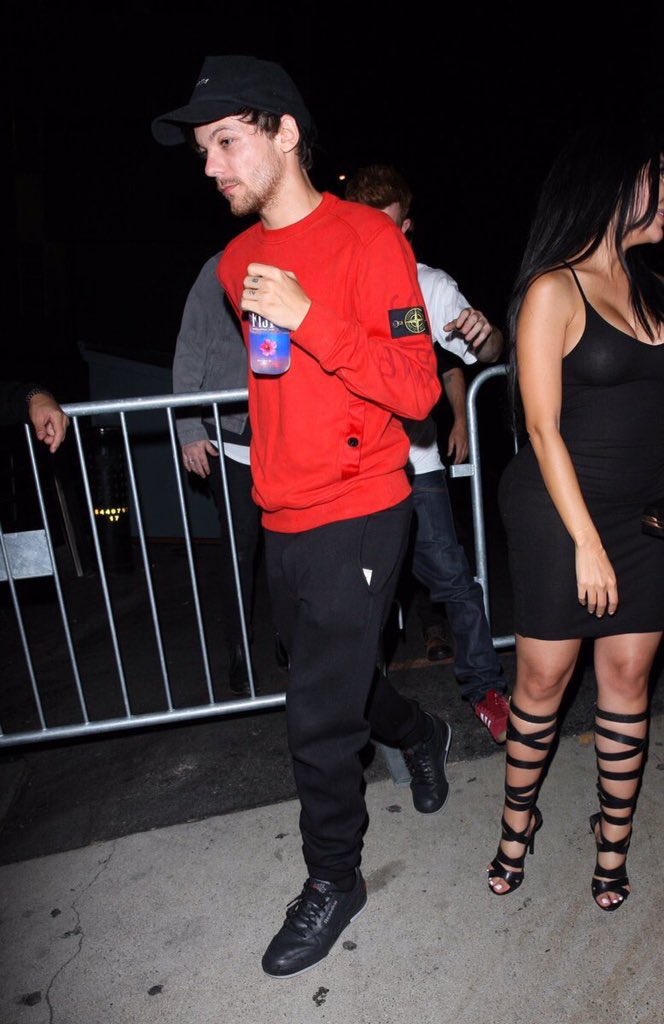 LT_throwback's tweet image. Today in 2017 (july 1) Louis was Louis leaving 1OAK nightclub in Los Angeles, California.