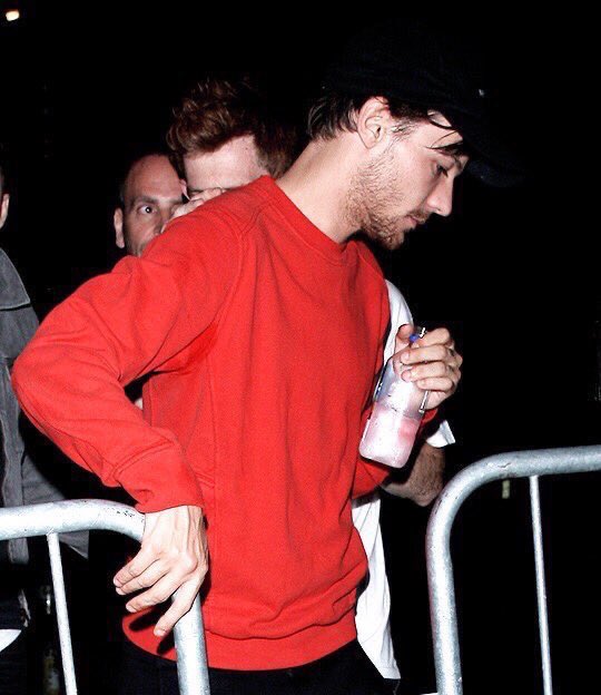 LT_throwback's tweet image. Today in 2017 (july 1) Louis was Louis leaving 1OAK nightclub in Los Angeles, California.