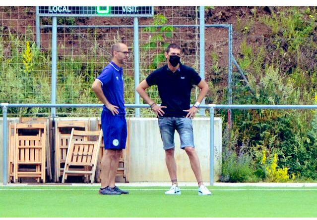xpunsi's tweet photo. Mhan passat aquesta foto d nostre últim partit…míster 🔝@marc__matamala i seu cos tècnic!!! Q guai fer tants amics amb els anys entre místers⚽️ d diferents categories i edats!!! #Respect https://t.co/4tr2GNzaAq