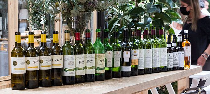 Repóquer de bodegas para una cata histórica que celebra los 400 números de nuestra revista. ¡Gracias a todos! buff.ly/3h5Fa11 <a href="/marquesderiscal/">Marqués de Riscal</a> <a href="/ChiviteEstates/">J.Chivite F. Estates</a> <a href="/TVegaSicilia/">Tempos Vega Sicilia</a> <a href="/Bodegas_Alvear/">Bodegas_Alvear</a> <a href="/LaRiojaAltaSA/">Bodega La Rioja Alta, S.A.</a> <a href="/Alvarofprieto/">Alvaro Fernández</a> <a href="/MayteLapresta/">Mayte Lapresta</a> <a href="/jbermudezvs/">Jaime Bermúdez</a> <a href="/manuelhevia/">Manuel Hevia</a>