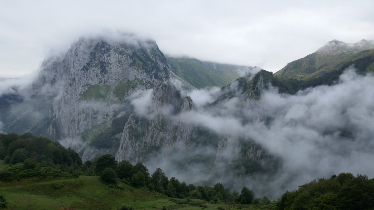 SpainExploring's tweet photo. Senda de Camille is a six-stage #trek with a circular itinerary of around 100 kilometres. This mountainous land was once the home of the Camille bear, believed to be the last indigenous brown bear in the #Pyrenees.
https://t.co/SI5daydyTz https://t.co/ujYv5z28HX