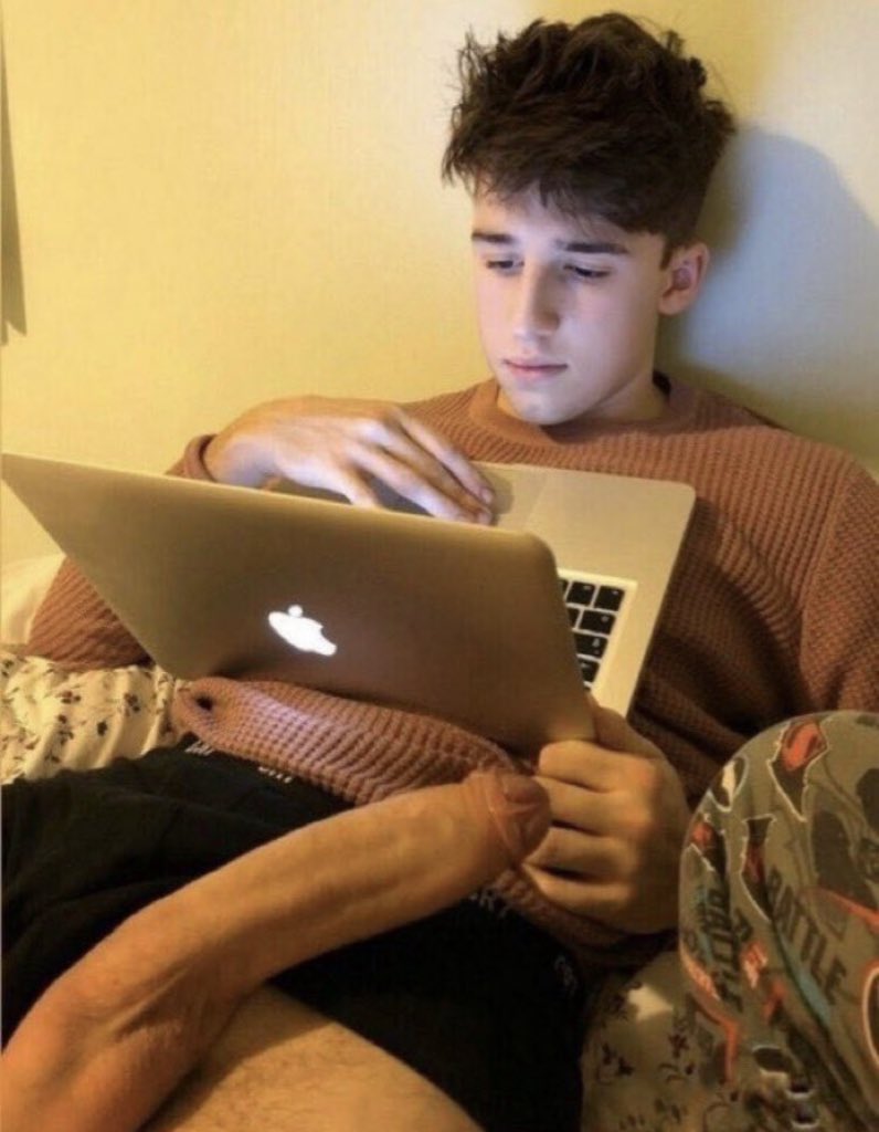 Sucer son pote pendant qu'il regarde un porno hétéro ? Tu te dévoues ? https://t.co/6y0Nf4mH2B