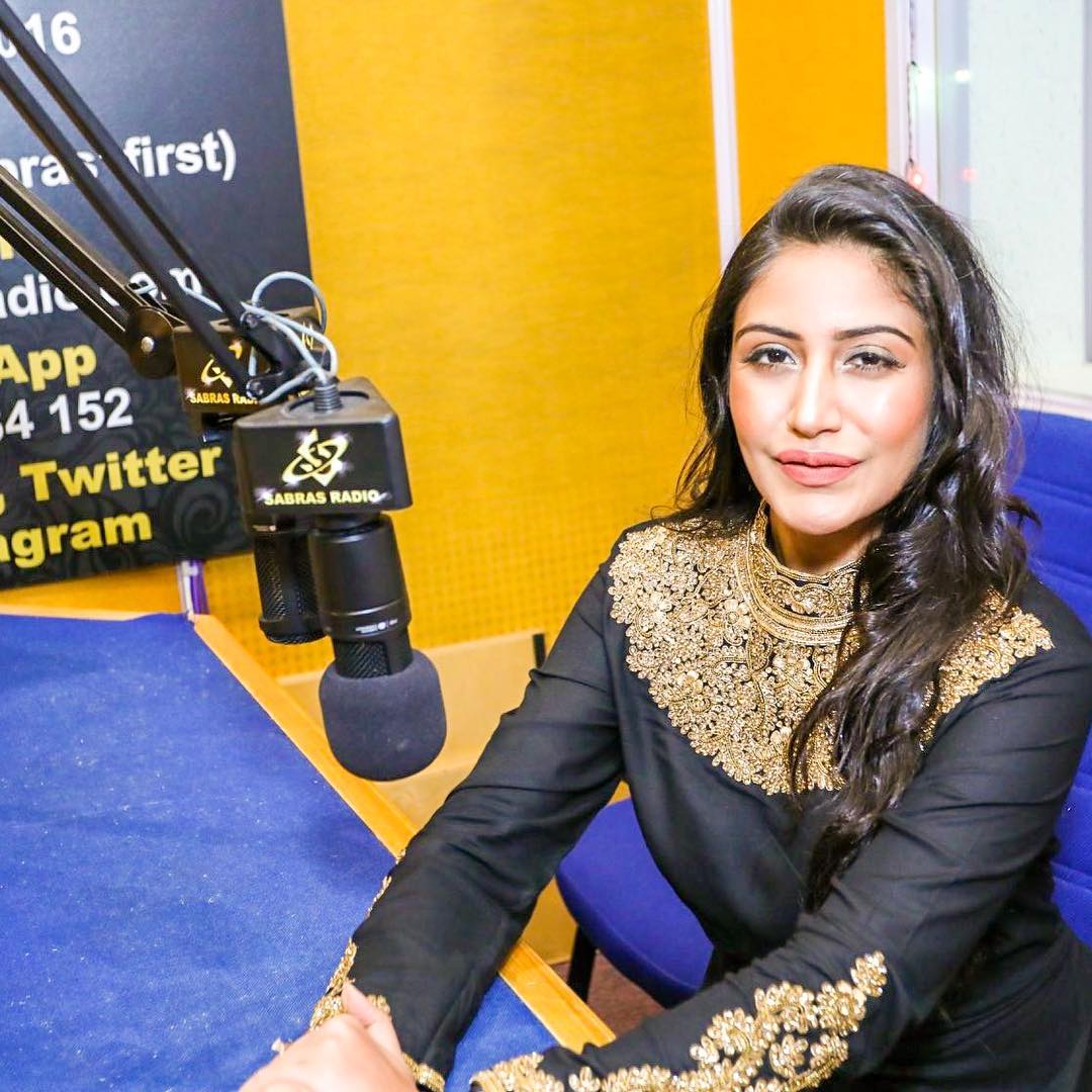 SabrasRadio's tweet photo. Another #Throwback for you from the Sabras Archives! Who remembers when @SurbhiChandna visited the Sabras Radio Studios? 😍👏🏼

#ThrowbackThursday #Naagin5 #ishqbaaz #SurbhiChandna #annika https://t.co/v3yTMdu37N