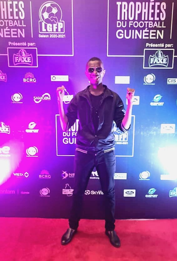 NOV54813441's tweet photo. L'humoriste #SowPedro invité sur l'évènement #TrophéesduFootballGuinéen organisé par la #LigueGuinéennedeFootballProfessionnel présence des membres de la @FEGUIFOOT69.

Merci à @canalplus pour l'invitation.

Félicitations à tous les lauréats
#onnarretepluslamachine https://t.co/kze78md6zq