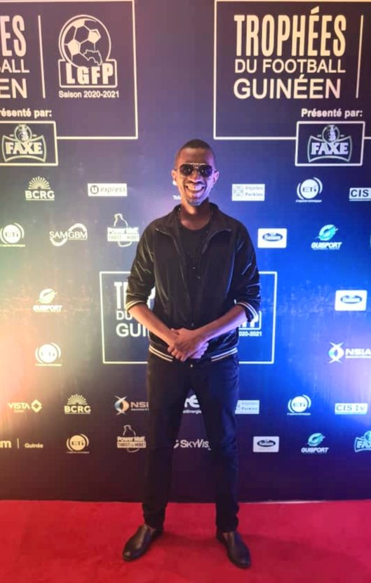 NOV54813441's tweet photo. L'humoriste #SowPedro invité sur l'évènement #TrophéesduFootballGuinéen organisé par la #LigueGuinéennedeFootballProfessionnel présence des membres de la @FEGUIFOOT69.

Merci à @canalplus pour l'invitation.

Félicitations à tous les lauréats
#onnarretepluslamachine https://t.co/kze78md6zq