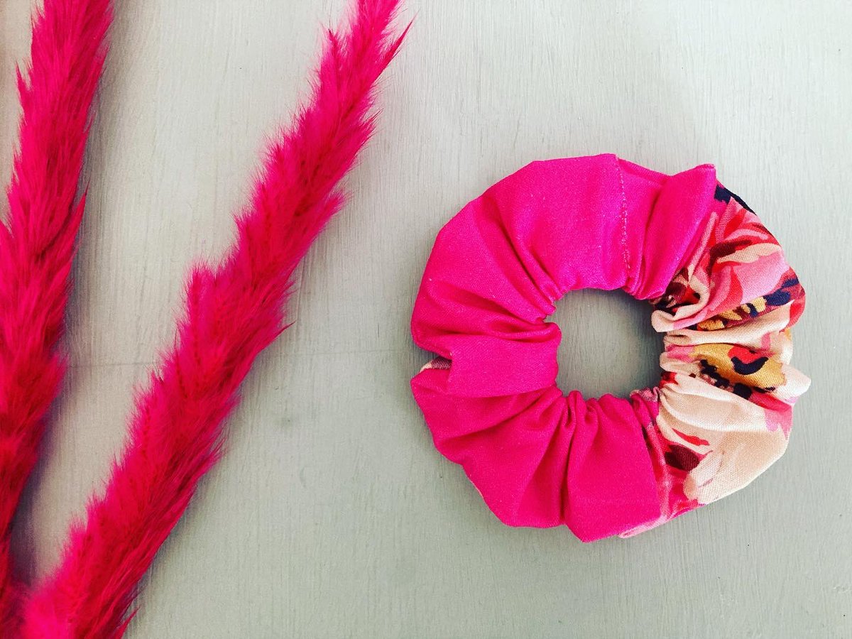 PeonyProjects's tweet photo. As promised here are the Beautiful Joules Fabric Scrunchies. Will be available on Etsy today, or you can DM to order.

What do you think of the Pink? I absolutely love this bright hot pink! 

#scrunchies #handmade #joules #floral #etsy #etsyshop #SmallBusiness https://t.co/kmZoavmjxt
