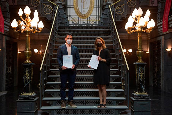 cineytele's tweet photo. .@NetflixES se incorpora en el Consejo Asesor de la @academia_tv y desarrollarán proyectos conjuntos
La #plaforma ha donado piezas de @LaCasaDePapelTV que formarán parte del próximo #MuseoTelevision
https://t.co/tSzLM1GoHo https://t.co/WO13Cah1Lm
