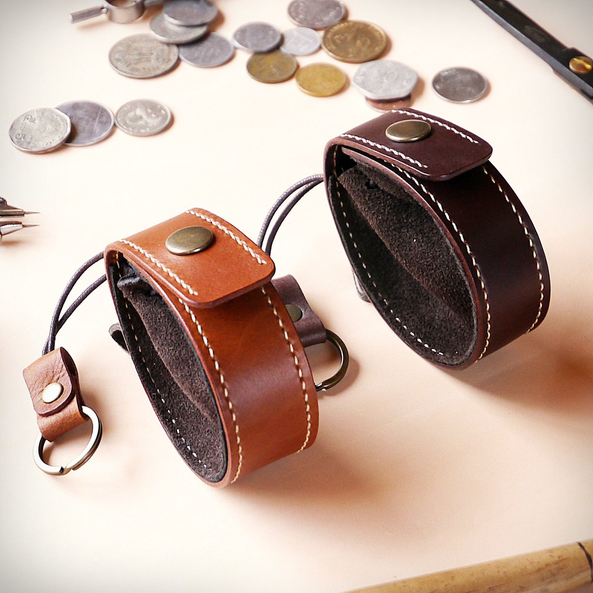 태국에 살때 디자인한 #동전지갑 인데용. 태국은 동전이 너무 많이 생겨서 자칫 경거망동하면 바지가 훌렁 내려가버리는 참사가 자주 일어나는 곳이죠 ㅋㅋㅋ 그런 참사를 막고자 후다닥 만들었던 #파우치 형 동전지갑 되시겠습니다 ㅋㅋ

#유목민의동전지갑

#노마딬 #Nomadik #leathercraft