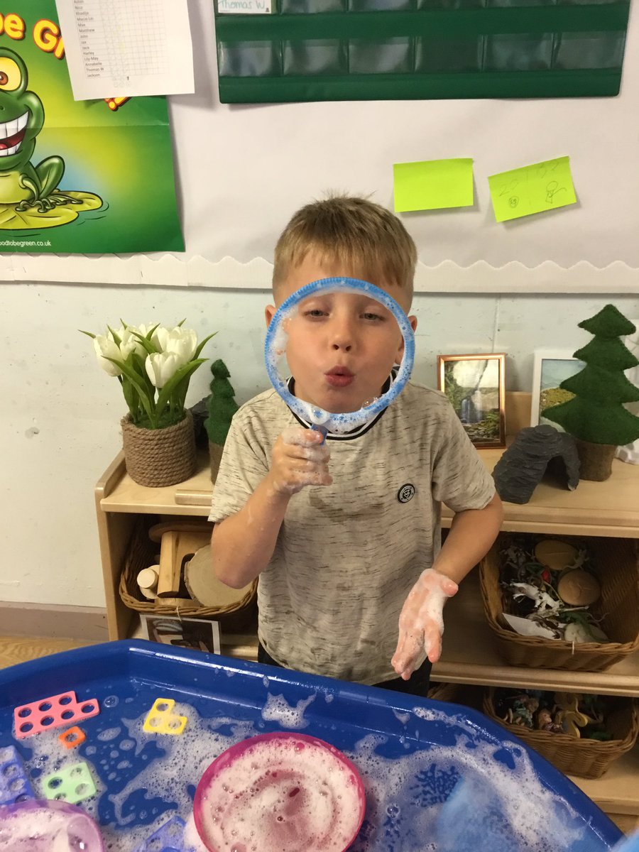 Bubbles bubbles 🛁💭🧼
#bubbles #bubbleblowing #eyfs #enablingenvironments #RavensAcademy