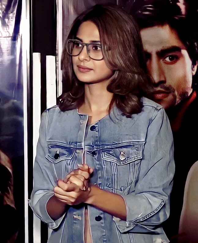 JenniePie7's tweet photo. In casual outfit Jen look more attractive n classy ❤

#JenniferWinget https://t.co/IlFo3MAcpl