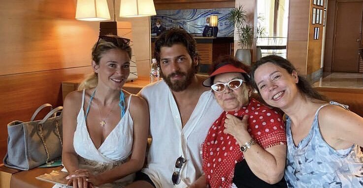 rosette77293245's tweet photo. “ It seems that the Turkish star has not only chosen to introduce Diletta to his parents but, listen, listen, also to his beloved grandmother “ 
#CanYaman #DilettaLeotta #جان_يامان 
https://t.co/u4Fk0QNzRA https://t.co/3pFiw52U0P