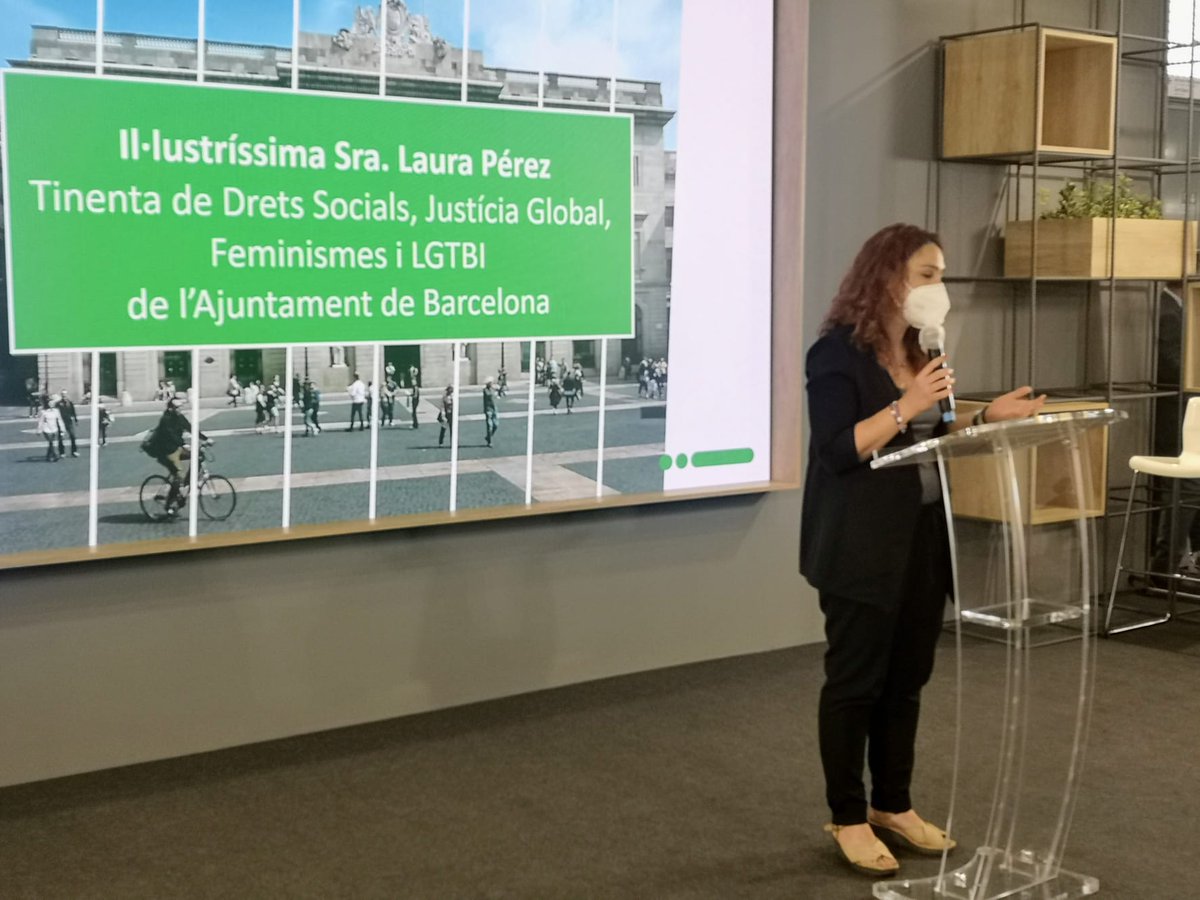 m4_social's tweet photo. "Aconseguir una tecnologia inclusiva, que no deixi ningú enrere sobretot les dones. Formar-les és clau per reequilibrar el biaix de gènere i que tinguin les mateixes oportunitats" @laurapcastano tinenta d'alcaldia de drets socials de @bcn_ajuntament #MWCSocial #MWC201 https://t.co/PukxDomRJa