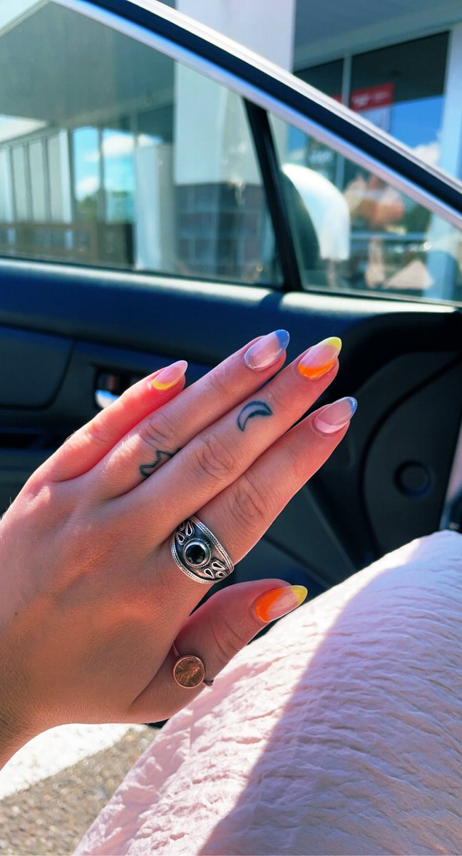sarahhhbellaaa's tweet photo. Nails are poppin https://t.co/lLnoUgomgy